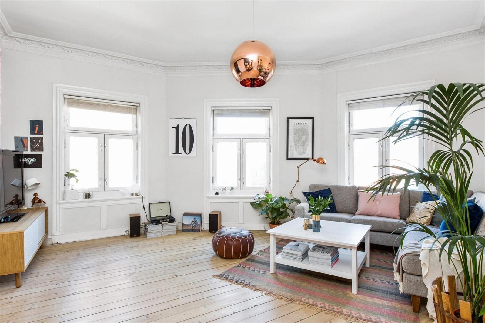 De 3 store vinduene i stuen slipper inn rikelig med lys og luft. Galleribilde