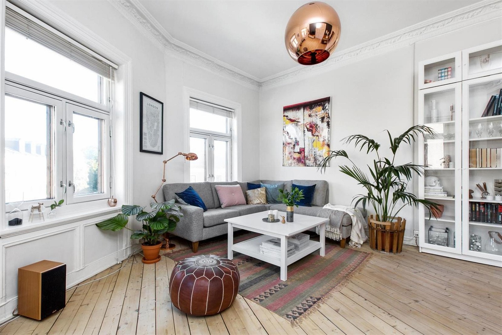 Stuen er selve hjertet i leiligheten. Stuen ligger i hjørnet og er av sjenerøs størrelse og har en meget lys og innbydende følelse. Galleribilde