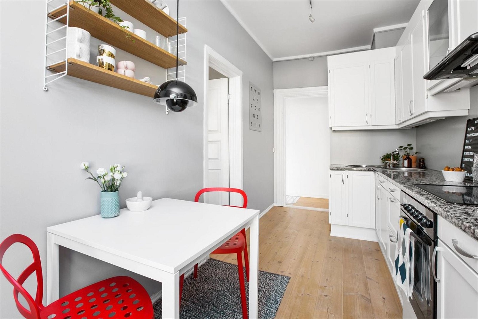 Kjøkkenet er fra HTH og har moderne lyse fronter, og benkeplate i sten.. Galleribilde