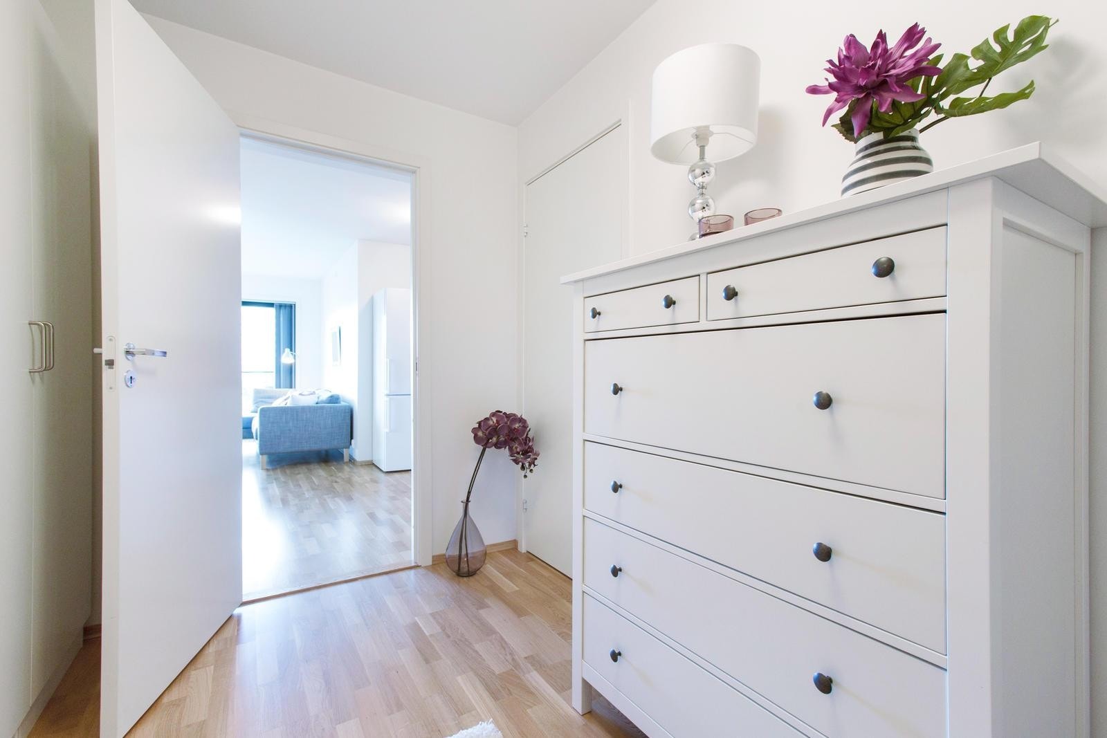 Fra entréen får man inntrykk av at denne er en lys og trivelig leilighet. Døren til høyre i bildet er inneboden. Galleribilde