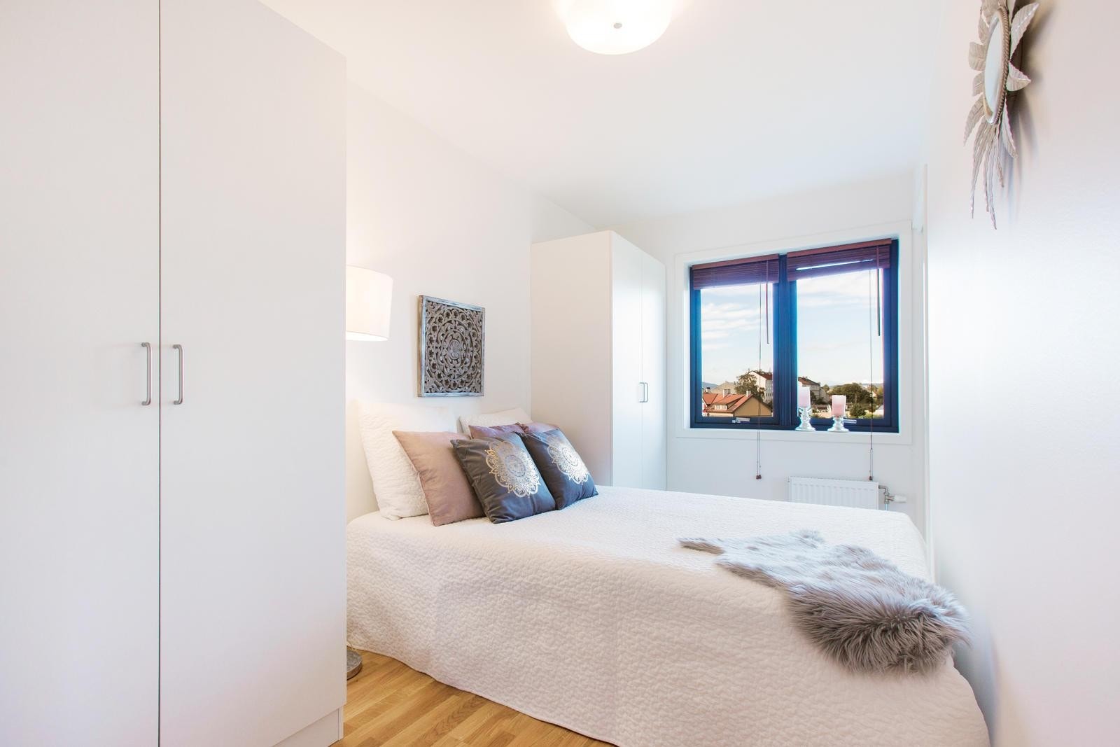 Koselig soverom med god plass for dobbeltseng og kommode. Galleribilde