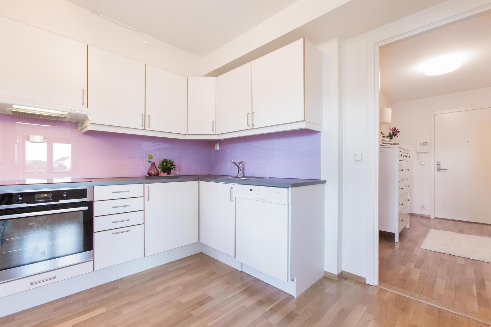 Gjennomgående gulv i hele leiligheten gir et helhetlig inntrykk. Galleribilde