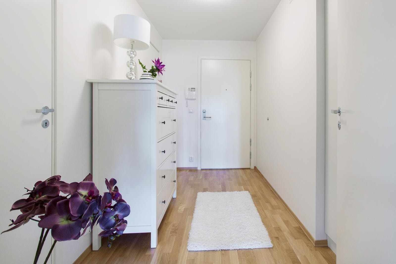 Her er det god plass for å sette fra seg sko og henge fra seg ytterklær. God plass for kommode og garderobe. Calling anlegg med video og lyd. Galleribilde