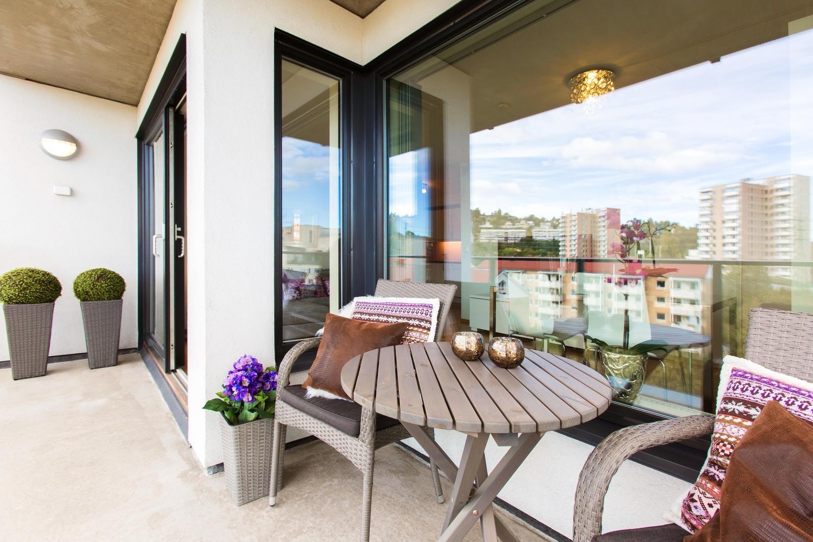 Meget innbydende balkong under tak. Supre solforhold. Galleribilde