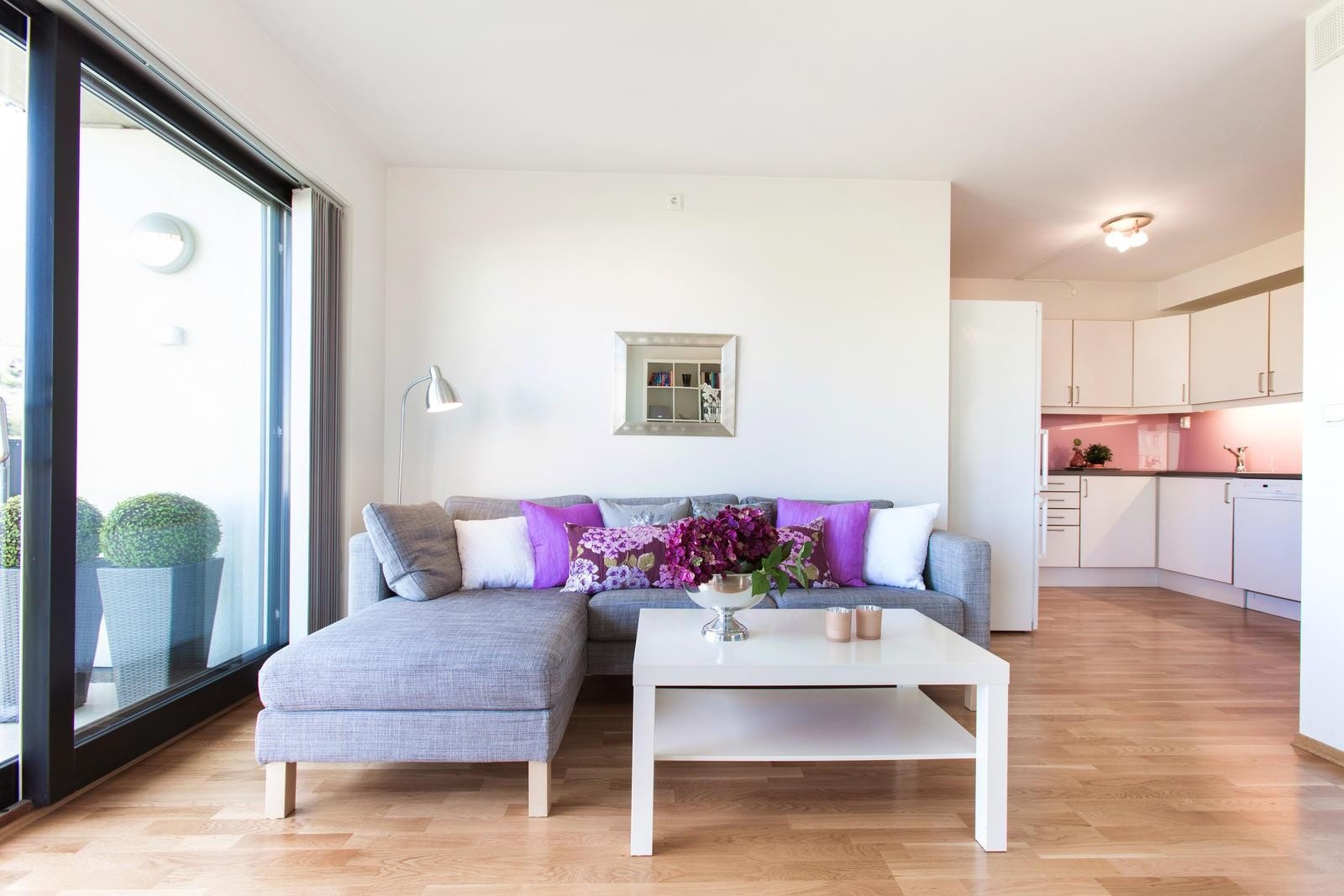 Stuen er rektangulær utformet som gjør den lett å møblere etter behov. Galleribilde