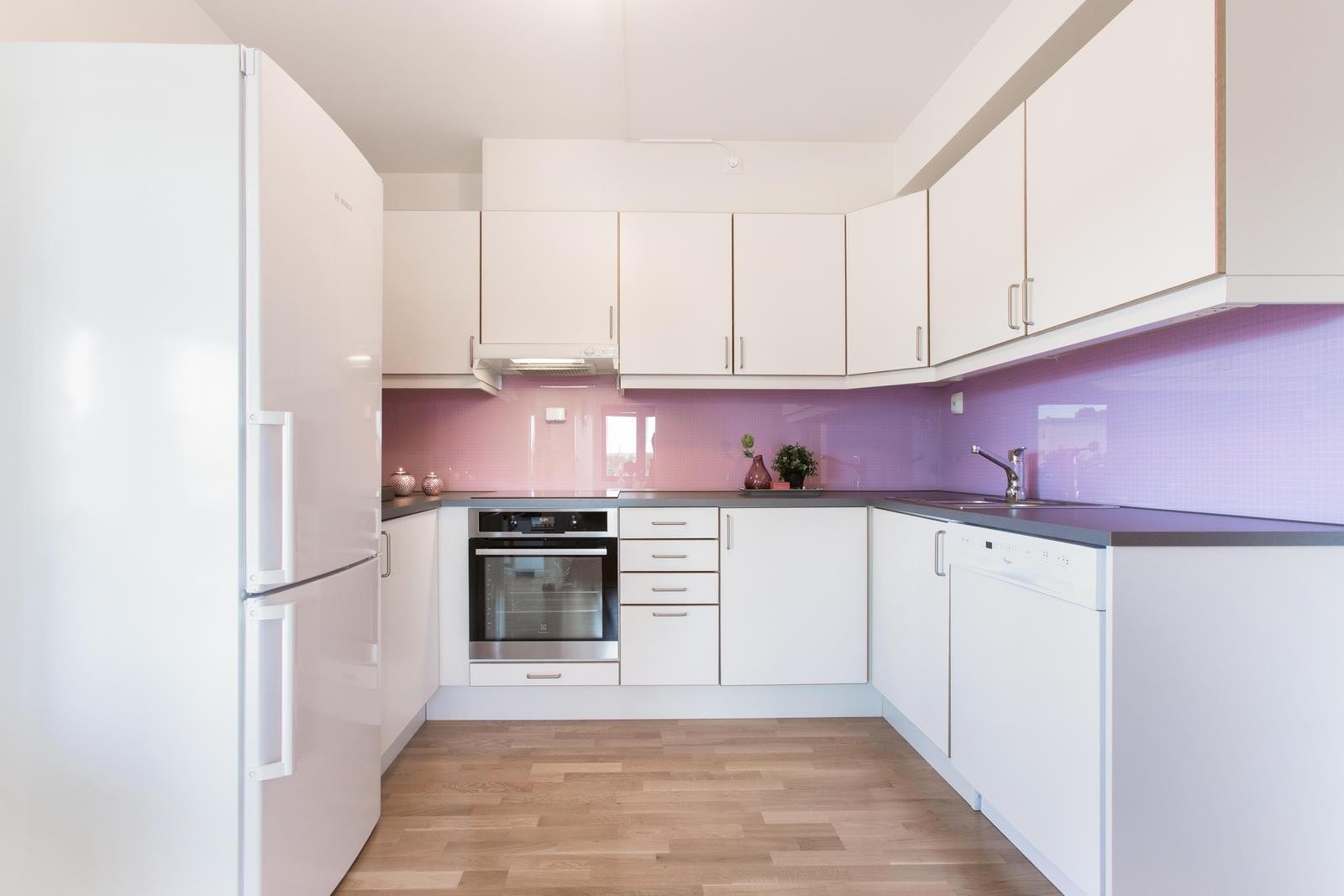 Kjøkkenet er optimalt tilpasset for god arbeidsflate mellom vask og platetopp. Her er det også godt med skapplass. Integrerte kvalitetshvitevarer. Galleribilde