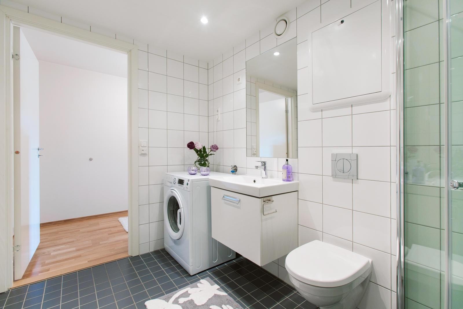 De lune gulvflisene skaper en fin kontrast til de lyse flatene. Galleribilde