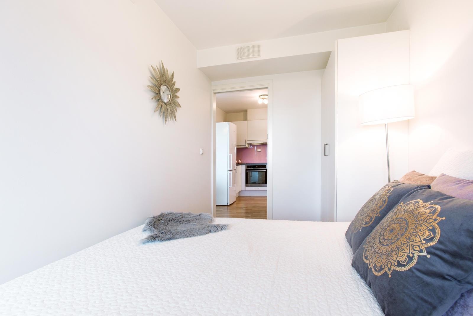 Garderobeskap på begge sider av sengen. Galleribilde