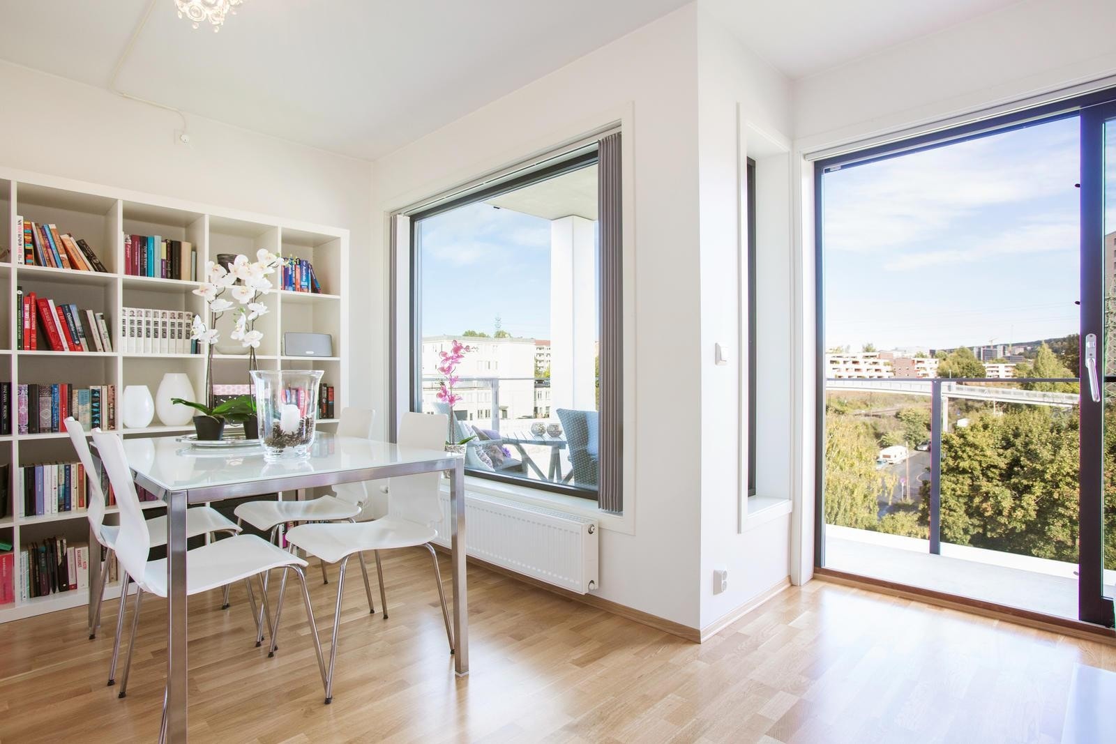 Lys og luftig stue med store vindusflater. Galleribilde