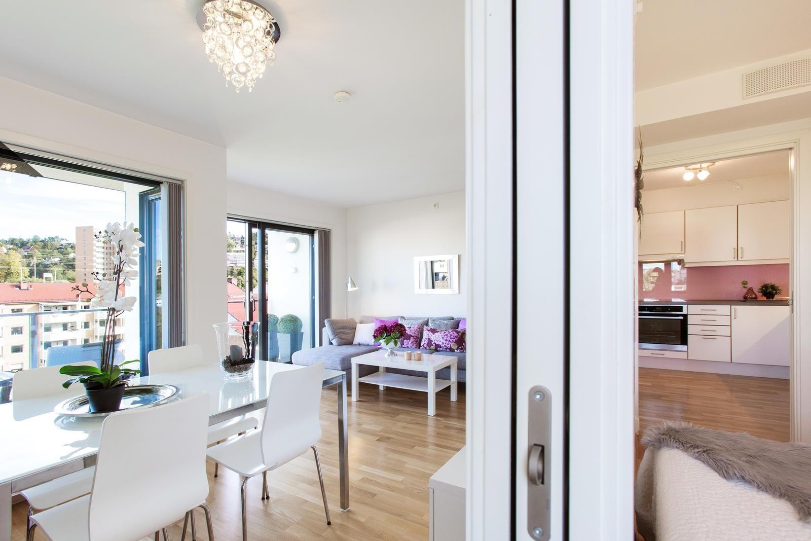 Leiligheten har gode romslige oppholdsrom. Galleribilde