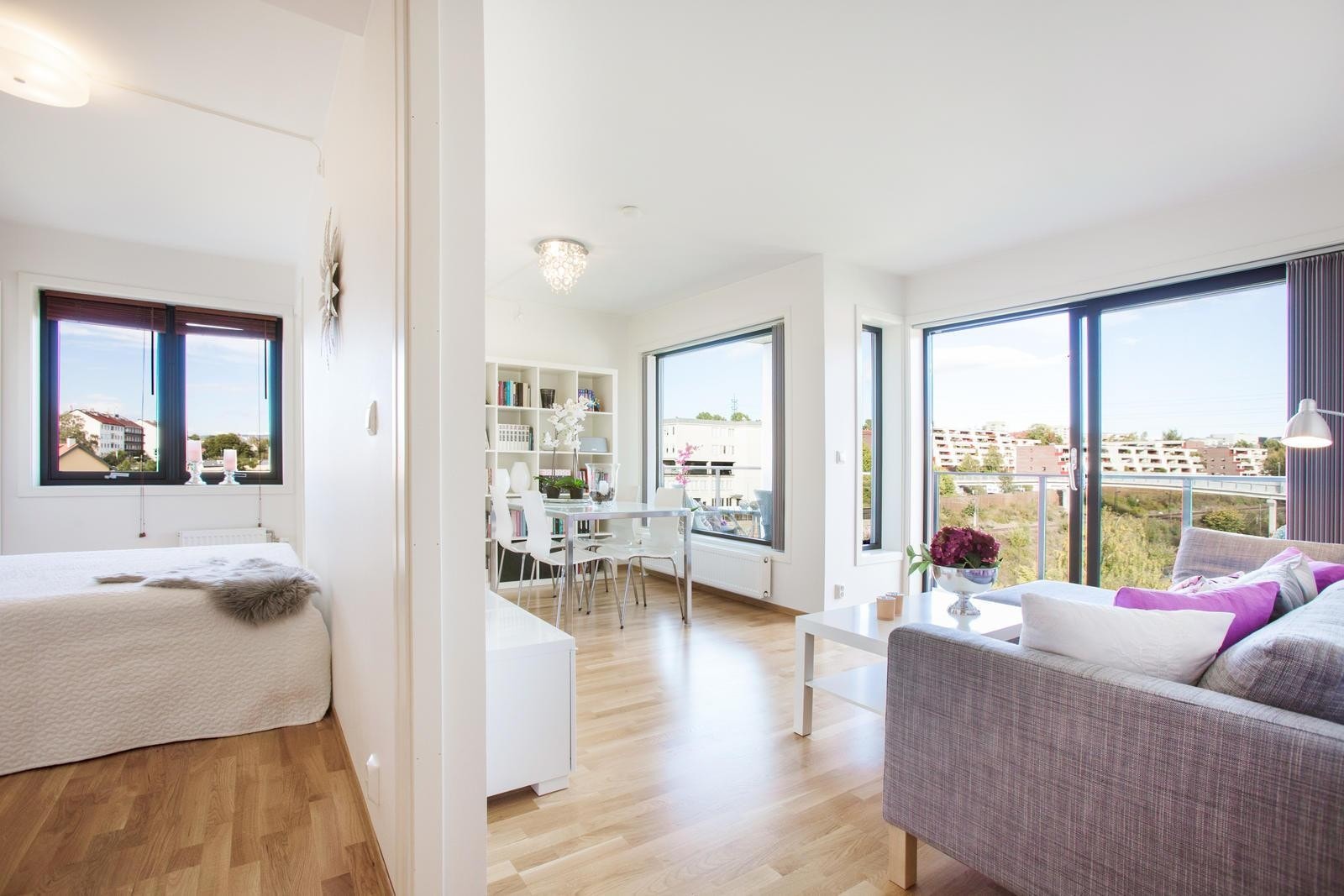 I denne leiligheten har man følelsen av å ha utsikt uansett hvor man befinner seg. Galleribilde