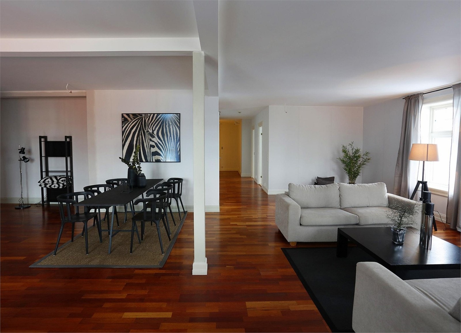 God plass til flere salonger og spisebord. Galleribilde