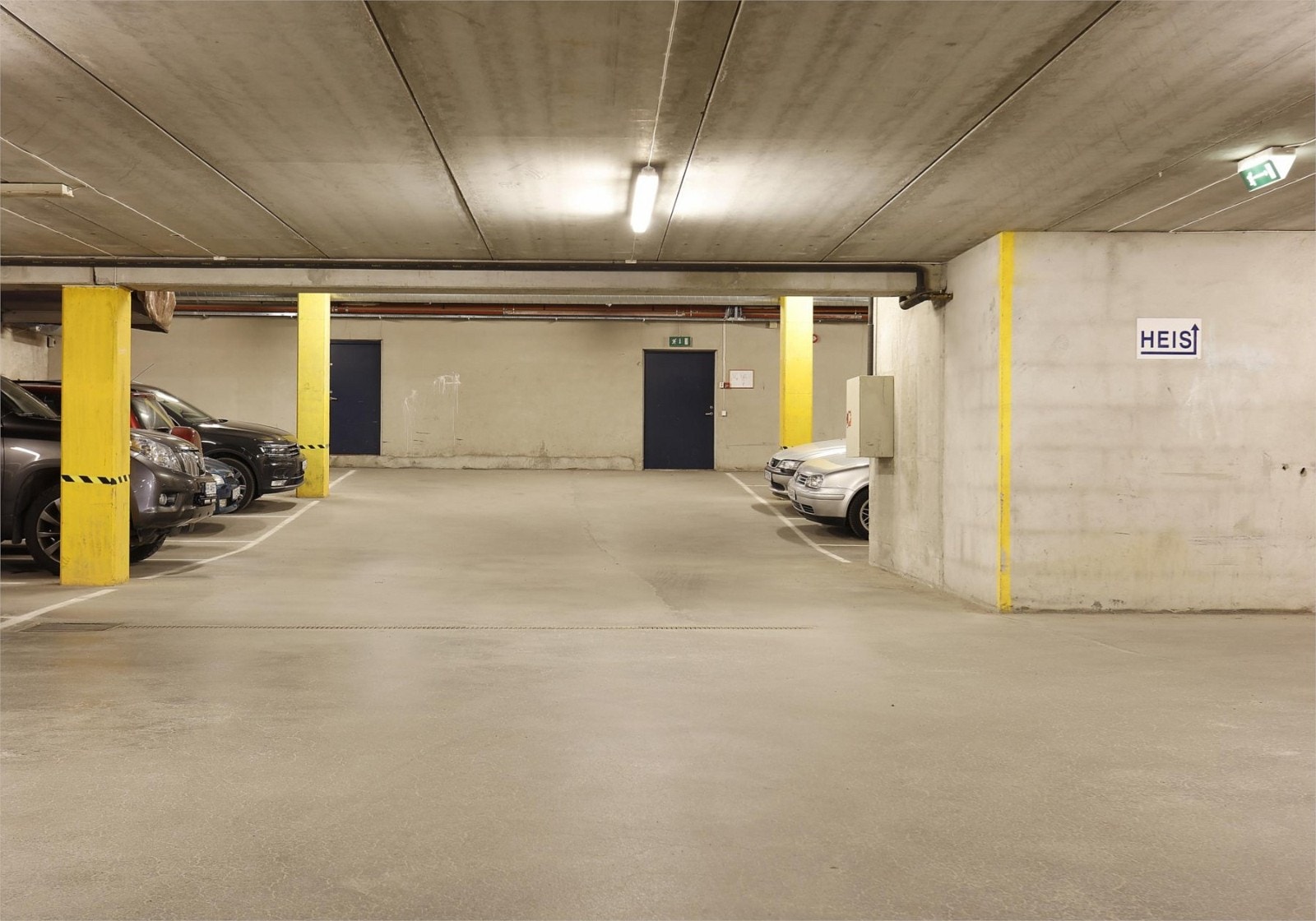 Innendørs parkeringsplass like ved heis. Galleribilde