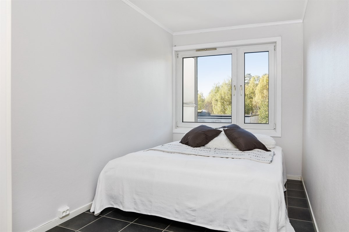 Stort og romslig soverom med god plass til større seng og oppbevaring. Galleribilde