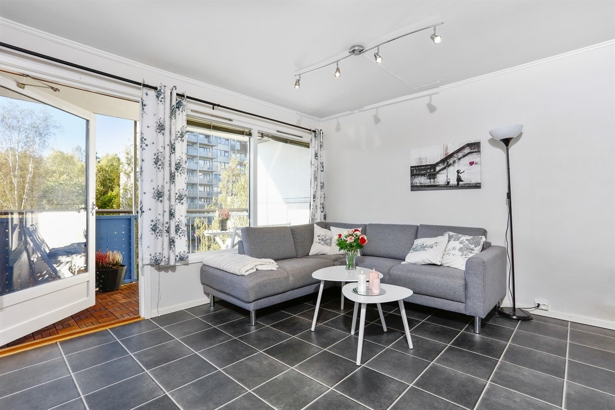 Utgang til vestvendt balkong fra stue. Galleribilde