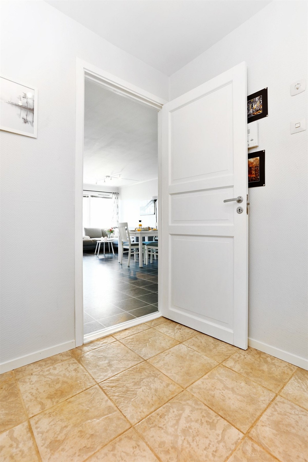 Videre inn til kontor, åpen kjøkken-/stueløsning og soverom. Galleribilde