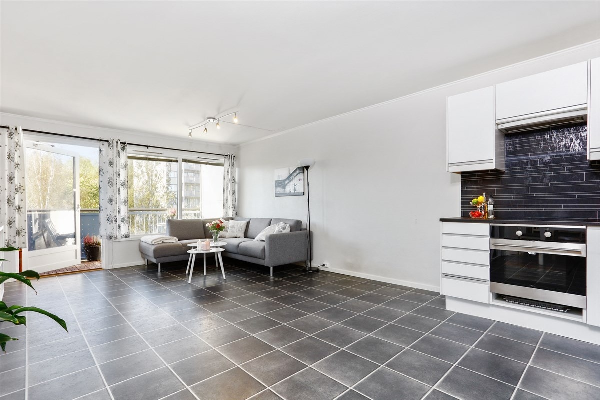 Meget romslig kjøkken-/stueløsning. Galleribilde