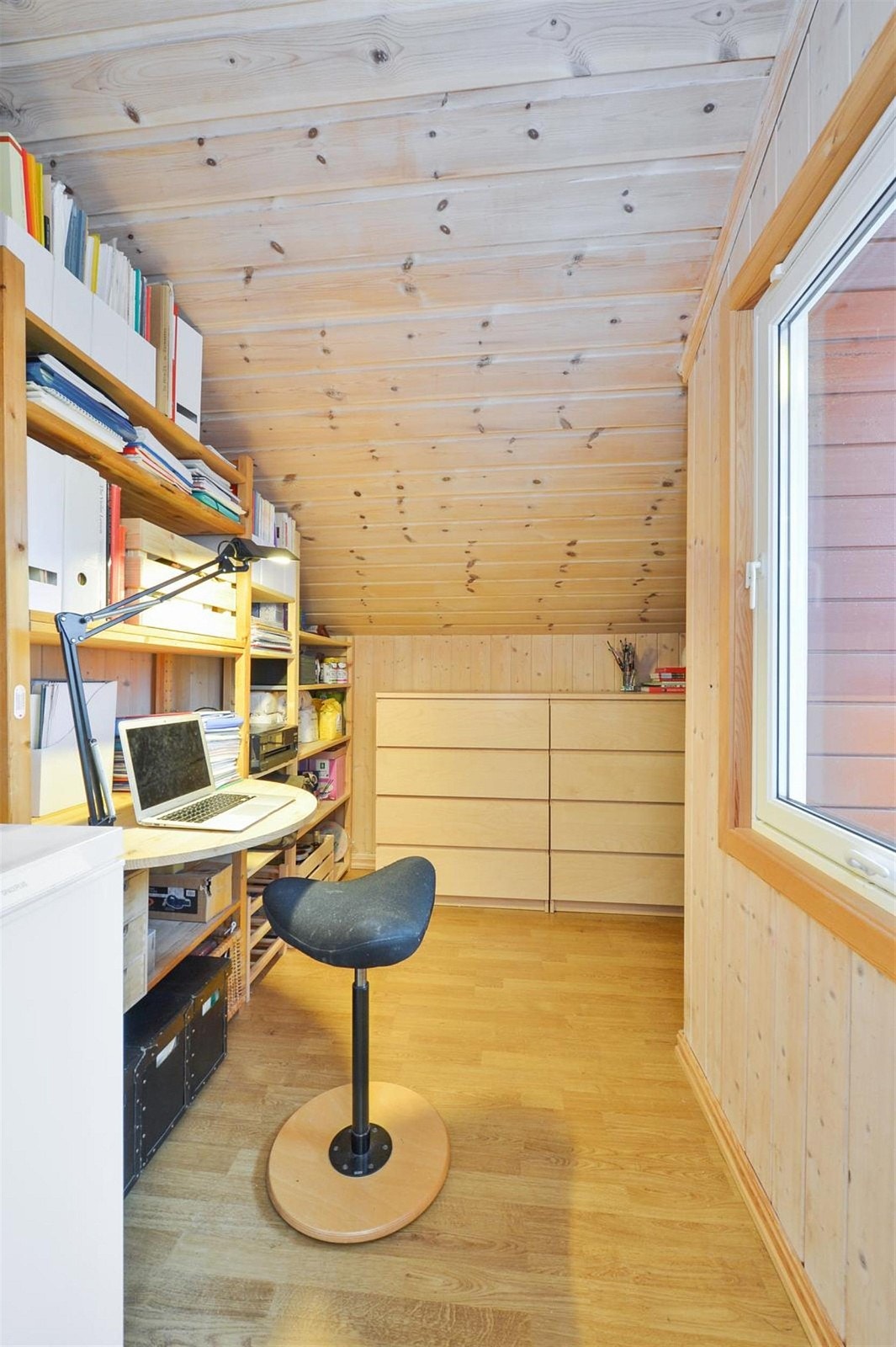 Disponibelt rom med vindu. Galleribilde