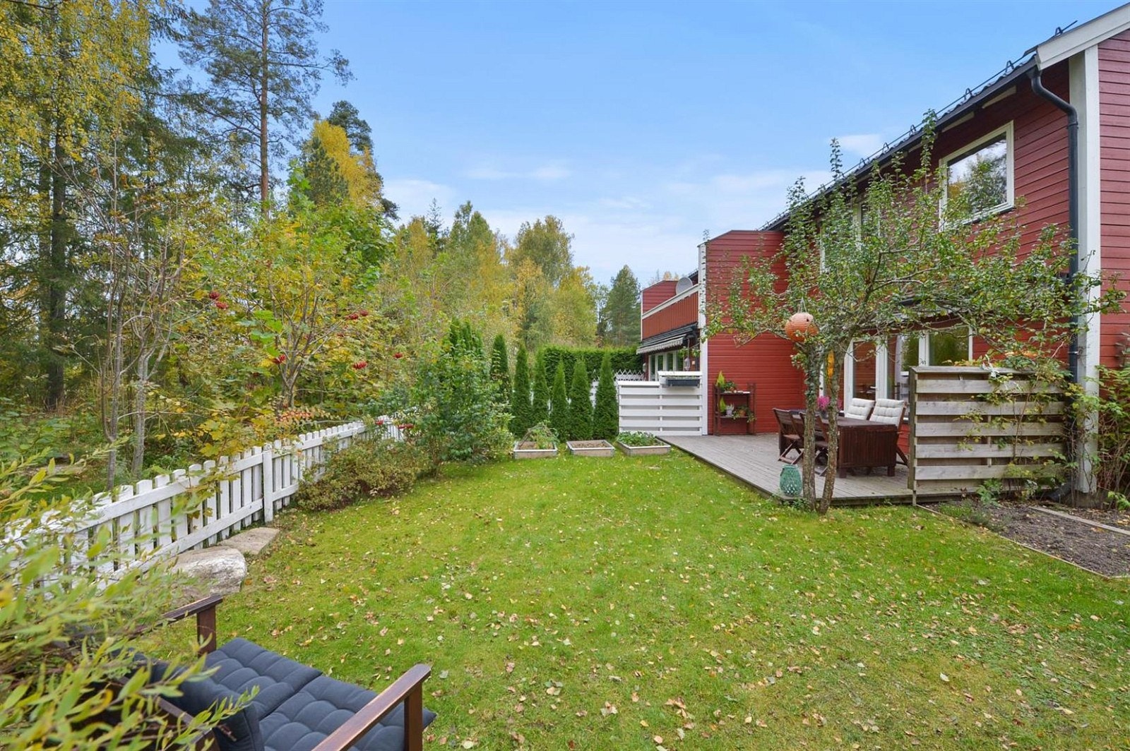Hagen ligger skjermet og idyllisk til i skogkanten. Galleribilde
