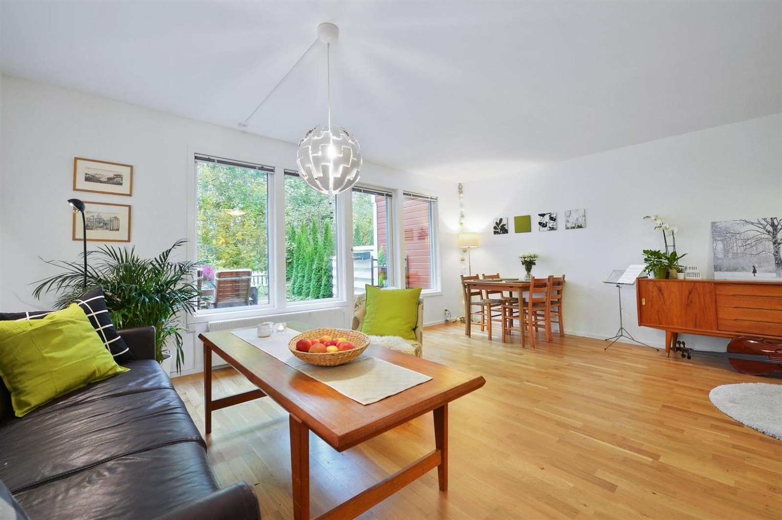 Stuen er meget møbleringsvennlig. Utgang til egen terrasse og hage. Galleribilde