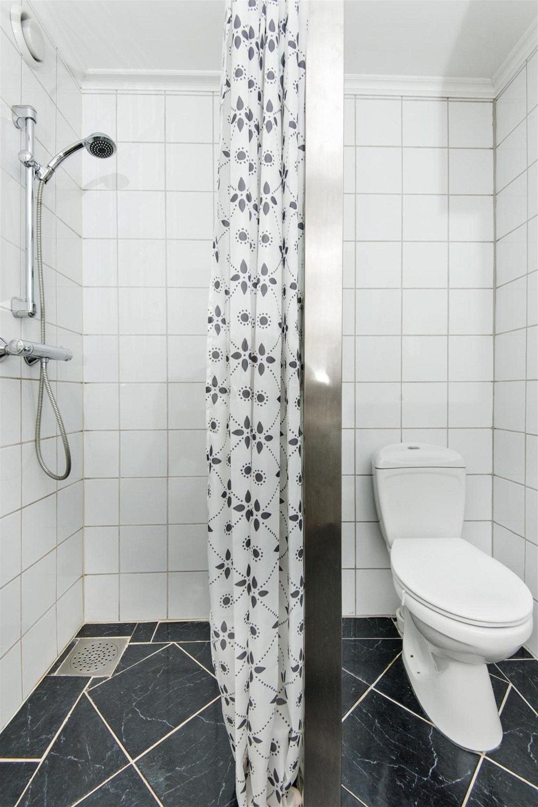 Bad med dusj og wc. Galleribilde