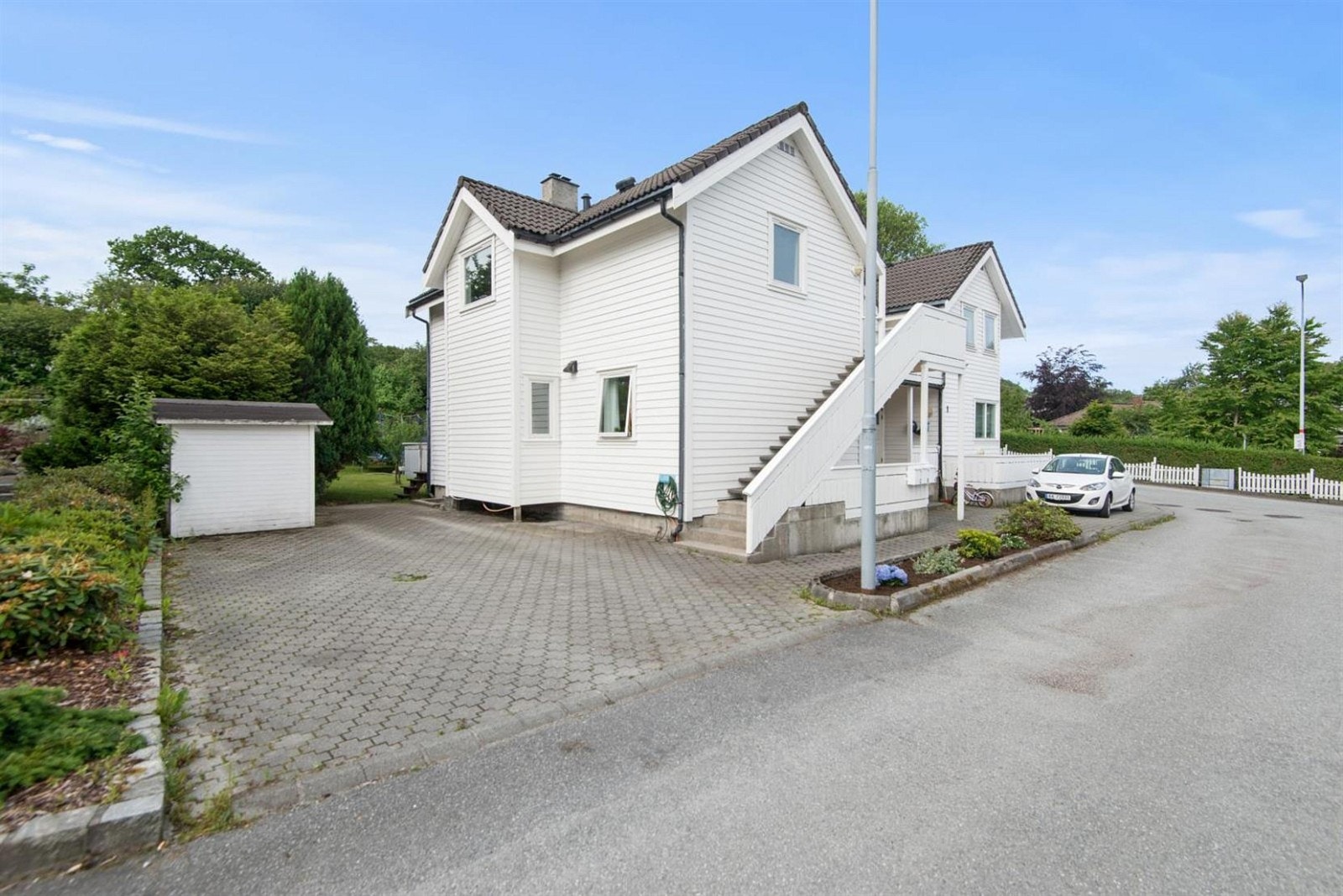 Steinsatt gårdsrom med parkering. Galleribilde