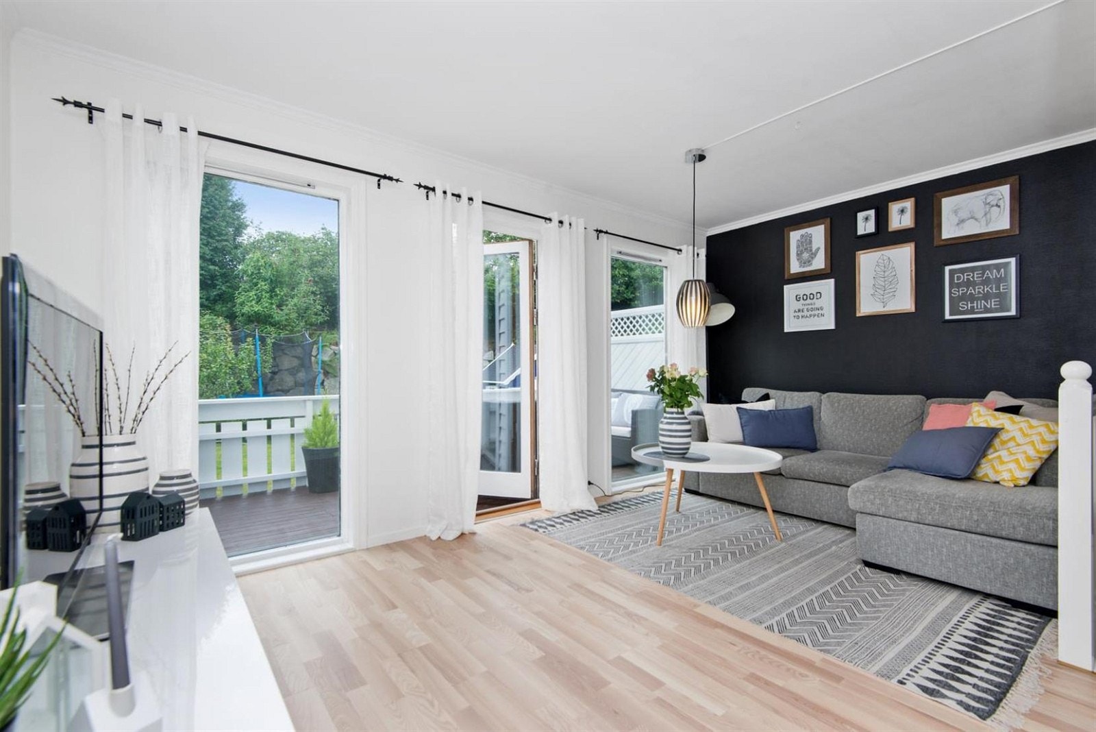 Stue med salng og TV-benk. Galleribilde
