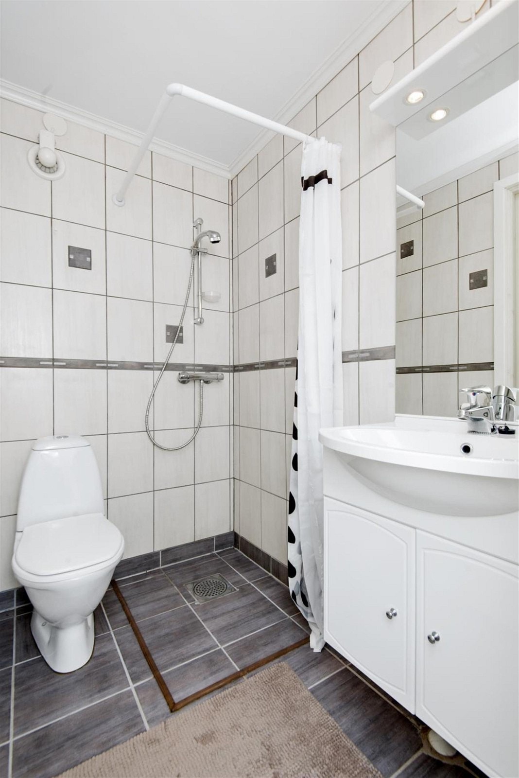 Bad med wc, vask og dusj. Galleribilde