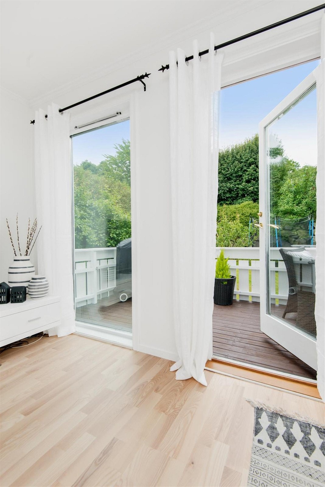 Romslig terrasse utenfor stua. Galleribilde