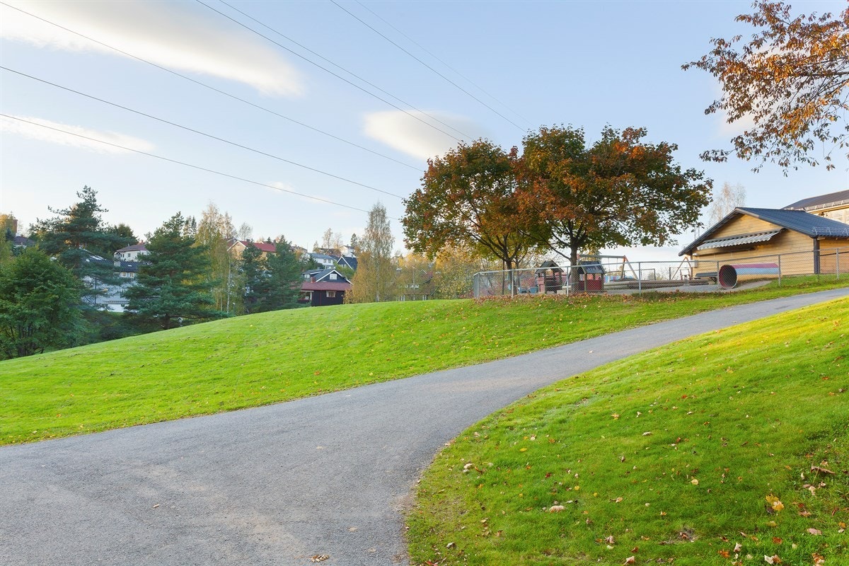 Det er flere barnehager og skoler i området, deriblant Hamborg Barnehage, Vestjordet Barnehage, Hov Barnehage og Meklenborg Barnehage Galleribilde