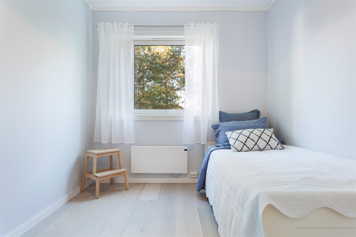 Romslig soverom, som passer ypperlig til barneværelse/kontor, eller det man måtte ønske Galleribilde