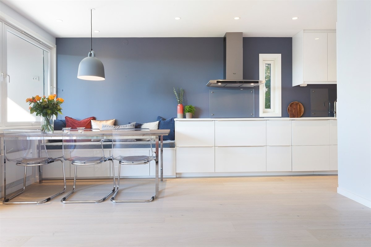 Det er godt med skap- og benkeplass på kjøkkenet Galleribilde