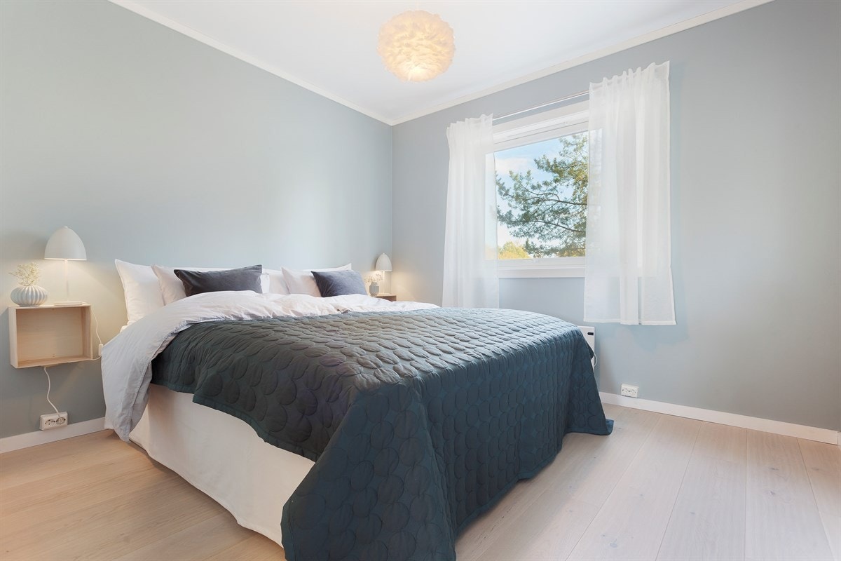 Stort hovedsoverom med god plass til dobbeltseng, og garderobeløsning Galleribilde