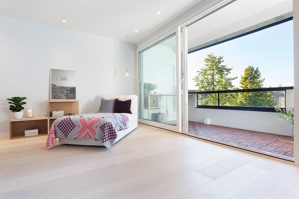 Boligen har en stor stue, med utgang til en nordvestvendt balkong, og en stor balkongdør som gir godt med naturlig lys Galleribilde