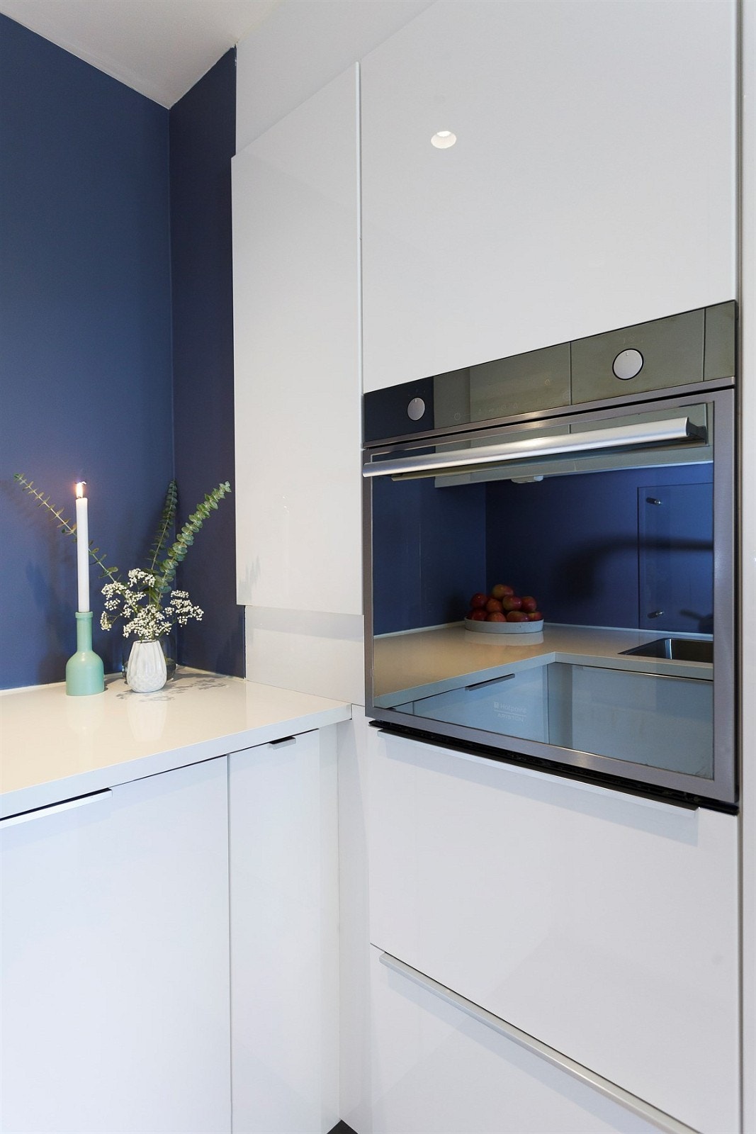 Praktisk med softclose på skuffer, og trykkåpning på skaper Galleribilde