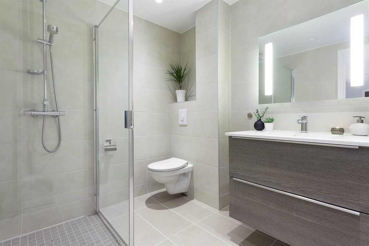 Badet er pent flislagt og utstyrt med arealeffektive løsninger, pusset opp i 2014 Galleribilde