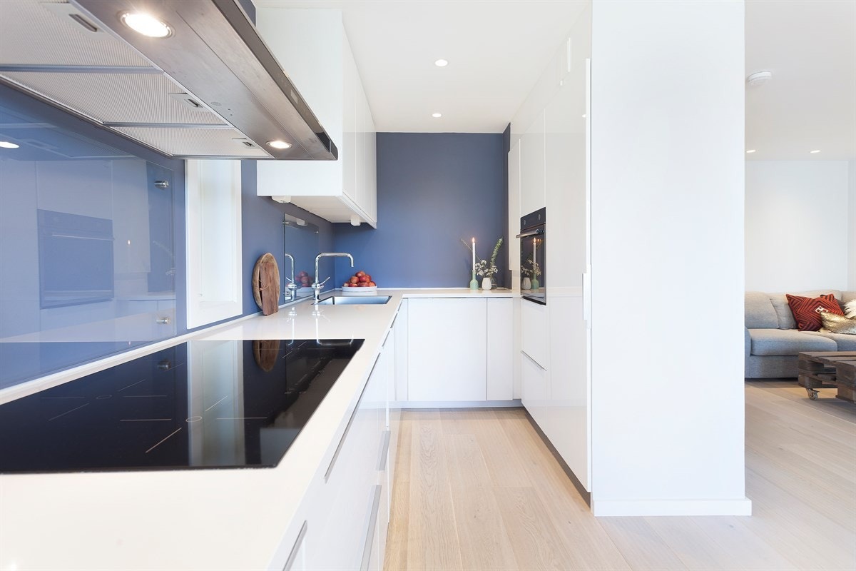 Kjøkkenet er romslig, og i en delvis åpen løsning mot stuen Galleribilde