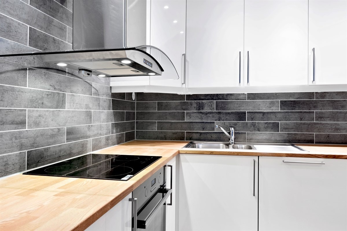 Heltre benkeplate og lekker flislagt vegg Galleribilde