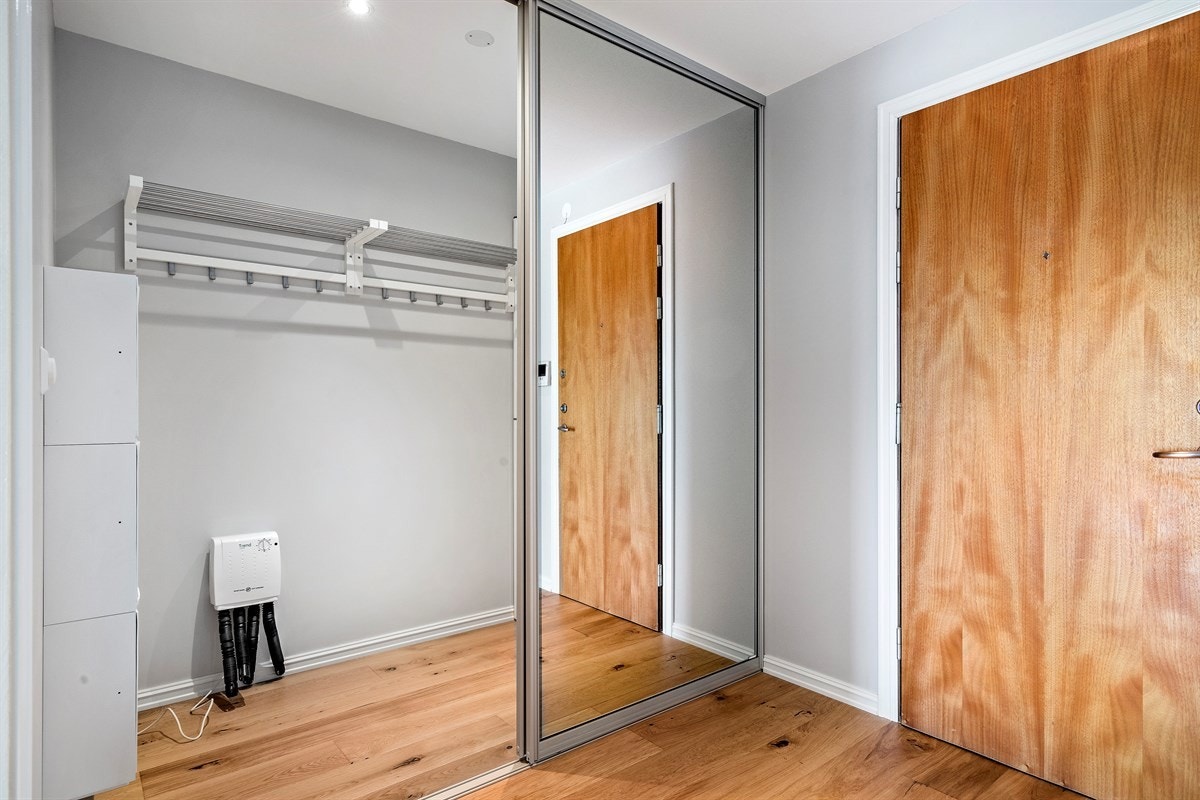 Walk-in garderobe i gangen Galleribilde
