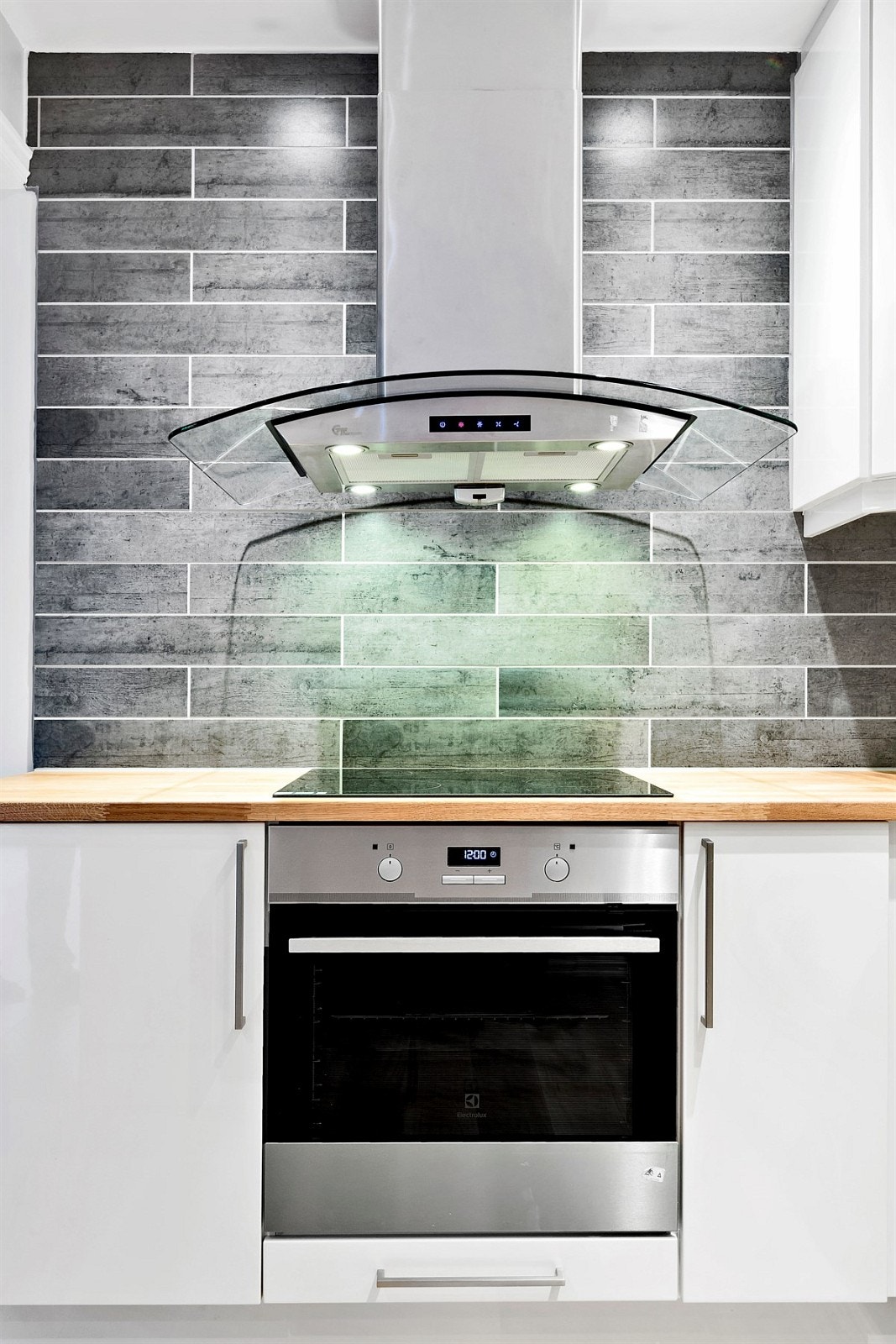 Avtrekksvifte og helt ny og ubrukt komfyr Galleribilde