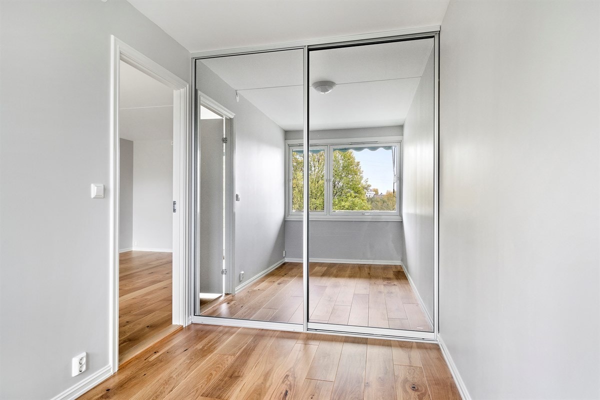 Ny og stor skyvedørsgarderobe på soverommet Galleribilde