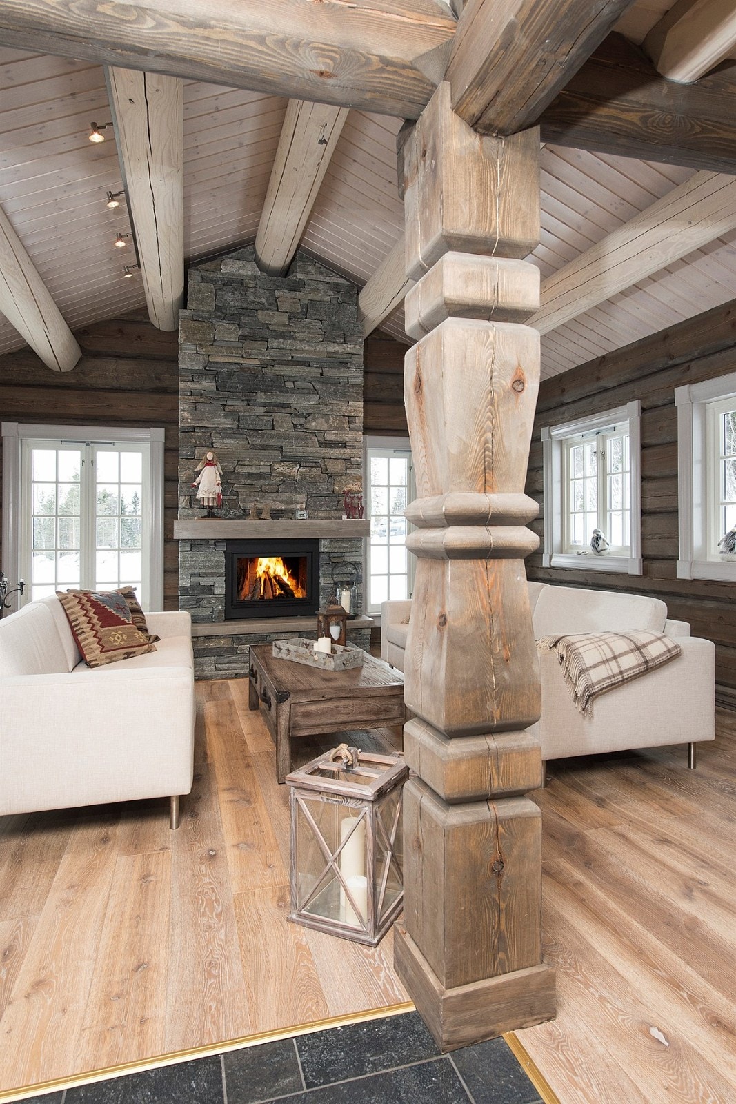 Stue med bilde av søyler Galleribilde