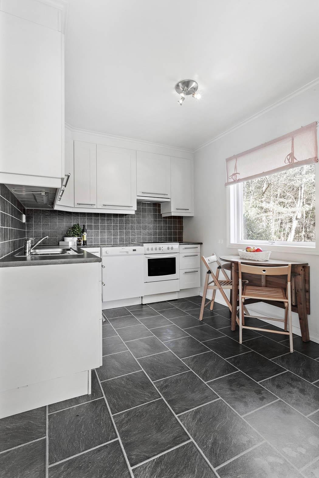 Pent kjøkken i 1. etasje Galleribilde