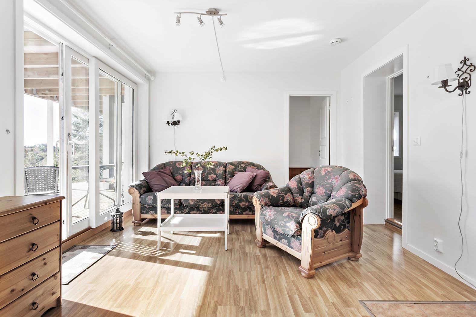 Stue i underetasjen med utgang til terrasse Galleribilde