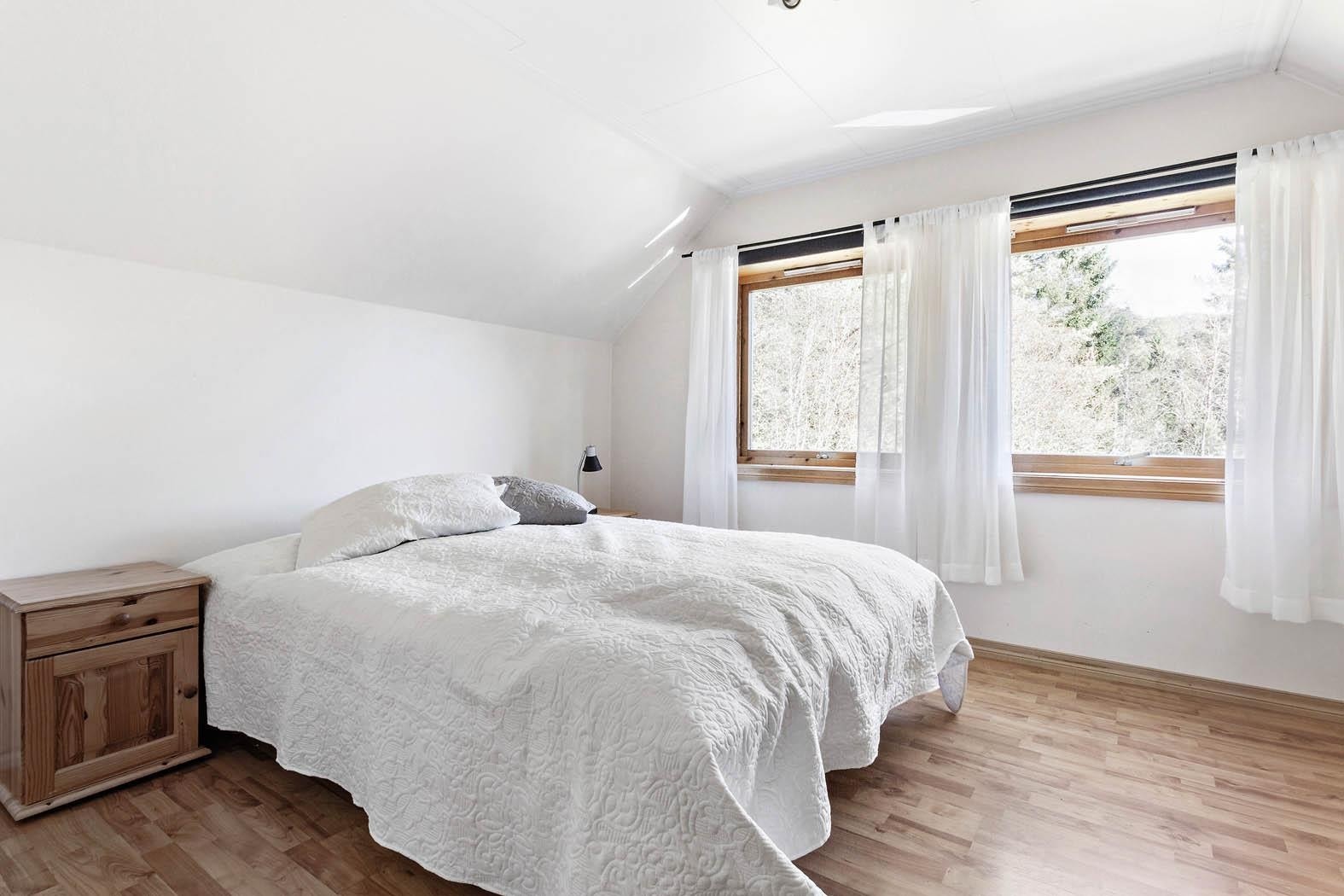 Det er tre soverom i 2. etasjen. Galleribilde