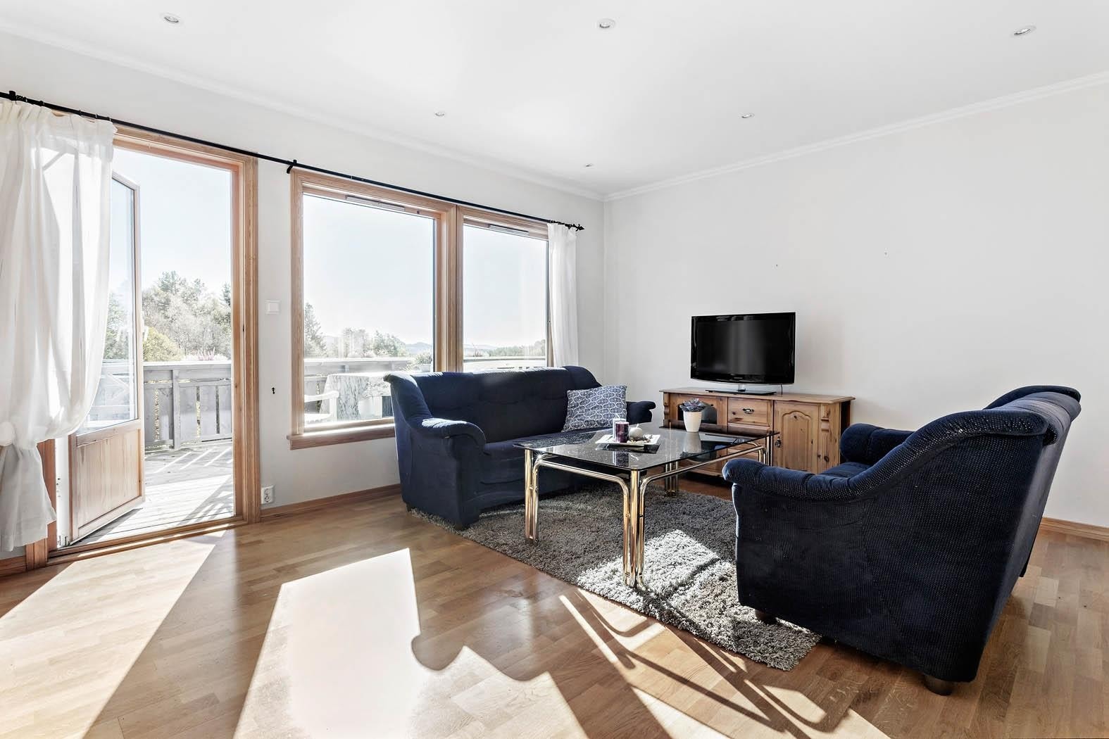 Fra stuen i 1. etasje er det utgang til stor altan med gode utsiktsforhold! Galleribilde