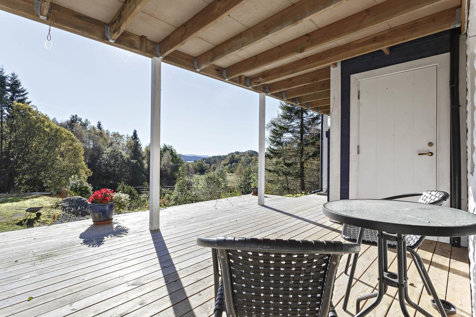 Terrasse med utgang fra stuen i underetasjen. Her har man også en utvendig sportsbod. Galleribilde