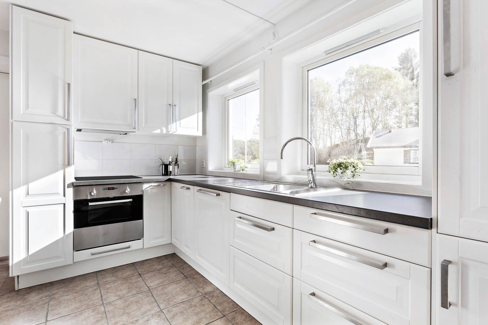 Meget pent kjøkken i underetasjen som var nytt i 2012. Hele denne etasjen ble forøvrig oppusset i samme år. Galleribilde