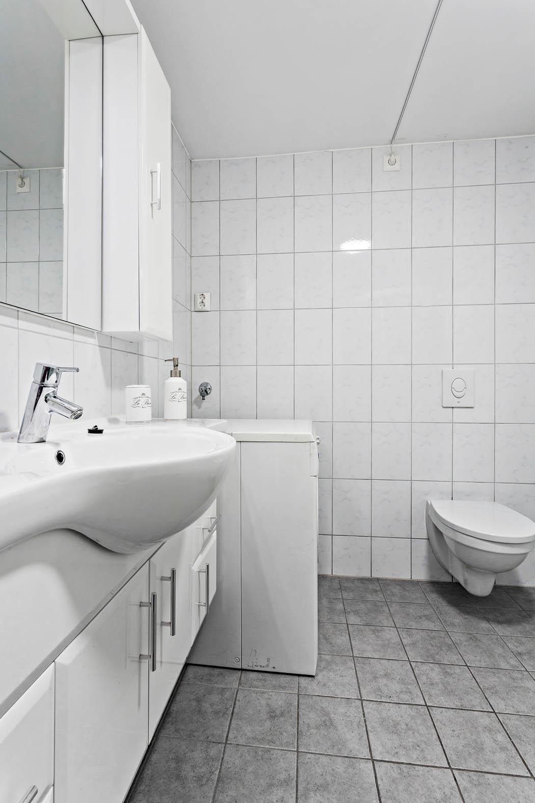 Flott helfliset baderom i underetasjen som ble oppusset i 2012. Opplegg for vaskemaskin Galleribilde