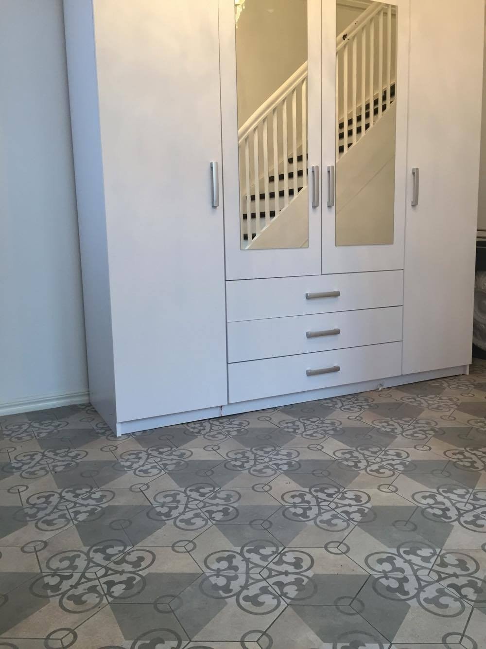 Gang 1 etg. Skap står der fast. Galleribilde